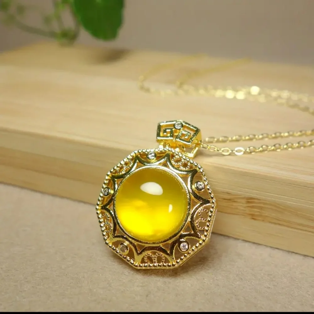 Elegant Yellow  Fashion Round Pendant Necklace.
